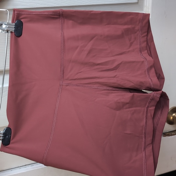 Crz Yoga Secretsculpt Bike Shorts in Red Merlot Measures to Women's XS - Picture 3 of 4